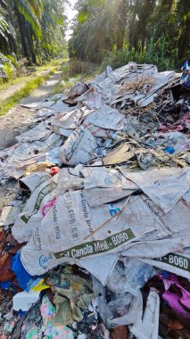 Perak, Malezya. 15 Eylül 2025: KgKoh çiftliğindeki izole hurdalıkta bulunan polipropilen tahıl çuvalları yığını.