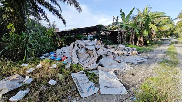 Perak, Malezya. 15 Eylül 2025: KgKoh çiftliğindeki izole hurdalıkta bulunan polipropilen tahıl çuvalları yığını.