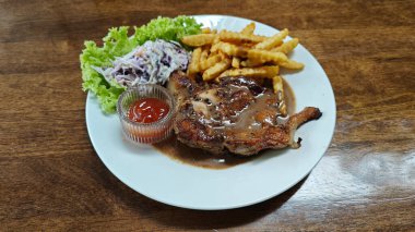 Baharatlı soslu ızgara tavuk pirzolası dilimlenmiş patates ve lahana mayonezi.. 