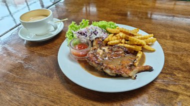 Baharatlı soslu ızgara tavuk pirzolası dilimlenmiş patates ve lahana mayonezi.. 