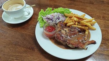 Baharatlı soslu ızgara tavuk pirzolası dilimlenmiş patates ve lahana mayonezi..  