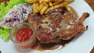 Baharatlı soslu ızgara tavuk pirzolası dilimlenmiş patates ve lahana mayonezi..  