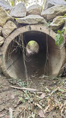 Basit kırsal kanal sulama ve drenaj sistemi. Palmiye yağı tarlalarında taş yığını var..