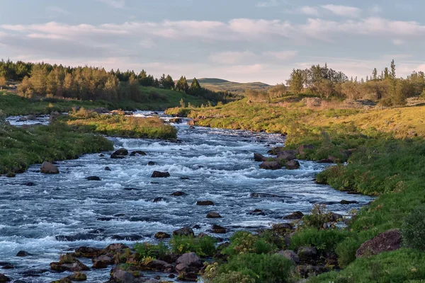 Snelle berg rivier stroomt tussen de groene heuvels — Stockfoto