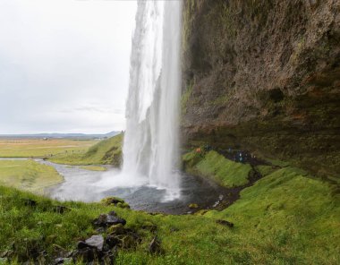Seljalandsfoss şelale altında gidebilirsin