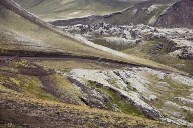 Landmannalaugar Dağları'nda motosikletle seyahat