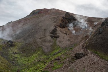 İzlanda'daki Landmannalaugar rezerv dağlarında volkanik yasaktır