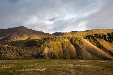İzlanda'daki dağlar zemin karşı Bulutların arasından güneş ışınları onların yol yapmak