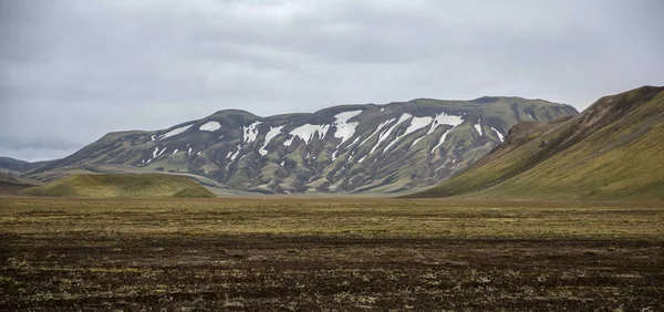 Schroffe grüne Hänge der vulkanischen Hügel von Island — Stockfoto