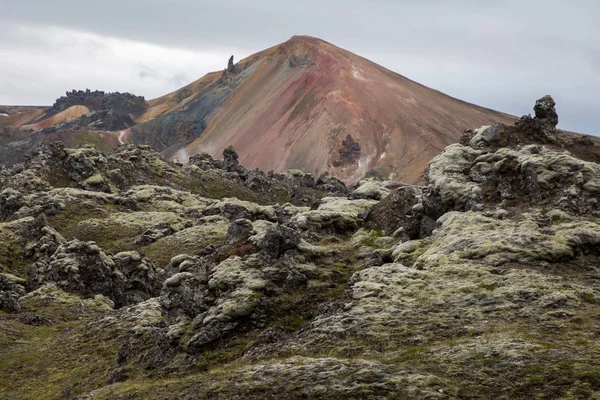 A háttérben a színes hegyek Landmannalaugar láva fagyasztott — Stock Fotó