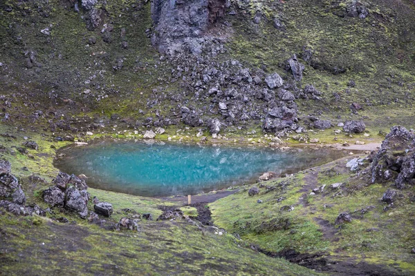 Un piccolo lago azzurro nelle montagne colorate di Landmannalaugar — Foto Stock