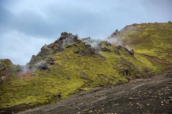 The green stony mountains Landmannalaugar against the background of a lead sky — Stock Photo, Image
