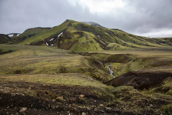 Paesaggio in Islanda contro un cielo carico e cupo — Foto Stock