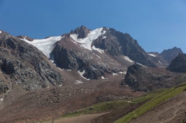 kayalık karla kaplı dağların arka planda teleferik