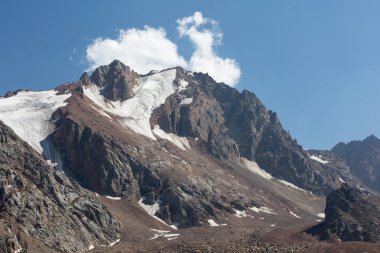 Dağların güzel görünümü Kazakistan gezisi açıldı