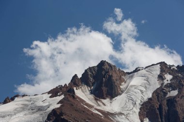 bulutların bulutları içinde Kazakistan ihtişamı