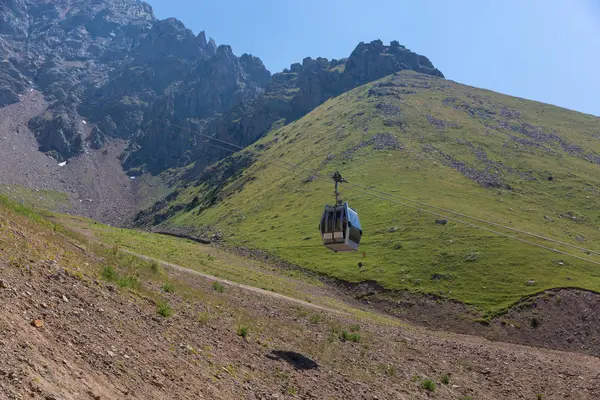 Das Führerhaus einer Seilbahn steigt auf den Gipfel des Berges — Stockfoto