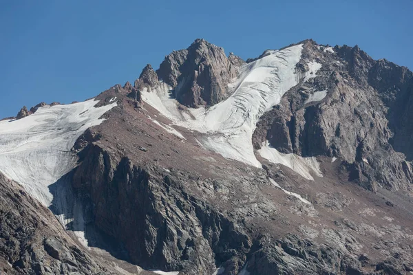 Karla kaplı taş dağların berrak deseni