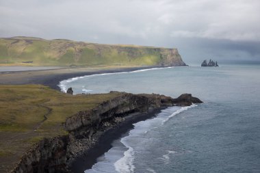 Ufka uzanan okyanusun sargılı kıyısı