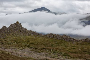 Siste keskin kayalar var. İzlanda'da çekim