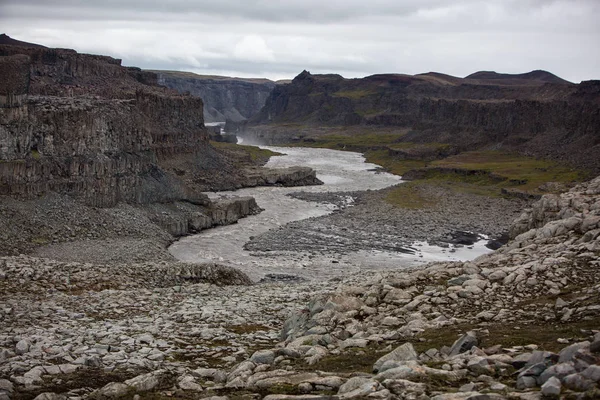 Un fiume tortuoso scorre in una valle tra rocce vulcaniche . — Foto Stock