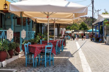 Limenaria şehir merkezine bakış, Thassos adası, Yunanistan, öğlene kadar