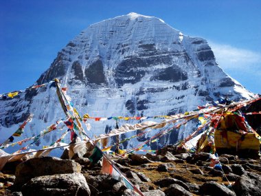 Kuzey yüz hillside ve kayalar ritüel kutuları ön planda Tibet'te Kailash                          