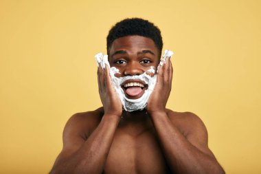 yüzünde tıraş köpüğü ile komik adam dilini dışarı yapışmasını