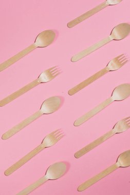 çatal ve kaşık pembe tablo üzerinde paralel yatan