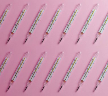 birbirine paralel duran termometreler