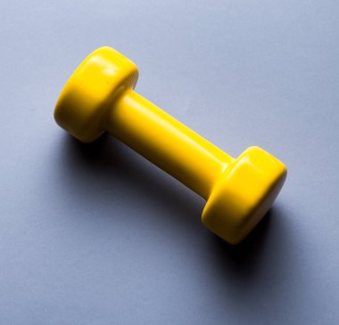Sarı halter mavi arkaplanda izole edildi