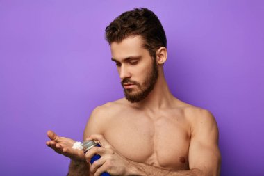 Genç ve yakışıklı adam sakalını kesmeye hazır..