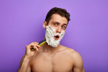 olumlu duygular kavramı. heyecanlı adam dudakları yuvarlak tutar