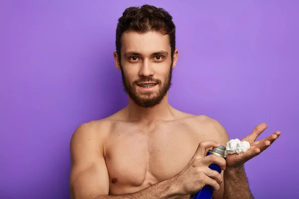 Оптимистичный великолепный мужчина реклама пены для бритья — стоковое фото
