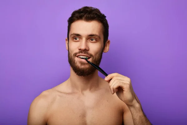 Fröhlicher Kerl beim Zähneputzen — Stockfoto