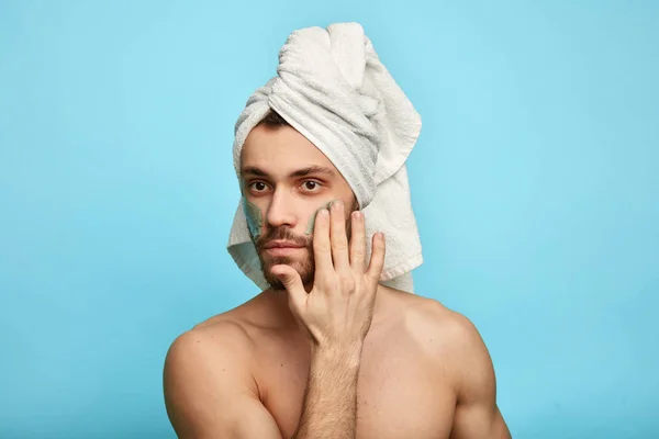Великолепный красивый парень с полотенцем на голове — стоковое фото