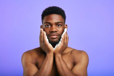 müthiş adam tıraş olmaya hazırlanıyor, yüzüne tıraş köpüğü uygulayarak