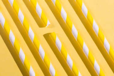 yelow sopalar arasında kırık sopa