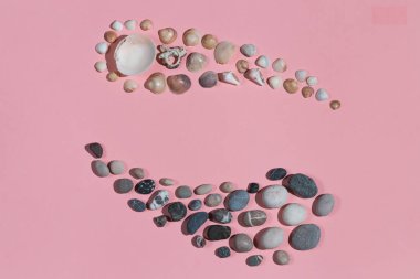Yin yang işareti siyah ve beyaz taşlar ve deniz kabukları dışarı koydu