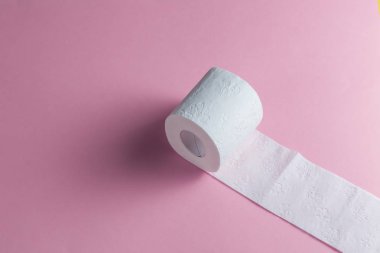 pembe arka plan üzerinde izole tuvalet kağıdı rulo