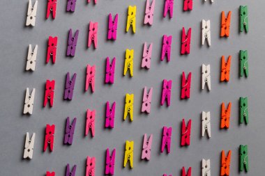birbirine paralel yatan renkli clothespins