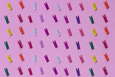yaratıcı tasarım, sıradışı sanat kavramları.farklı renkli plastik askıları
