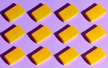 mavi masa üzerinde sarı dusters toplama