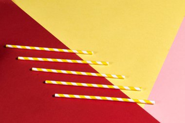 sarı ve beyaz beş pipet