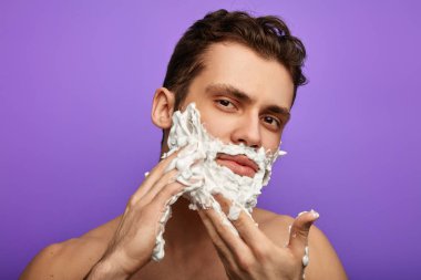 mavi arka planda krem kullanarak harika adam