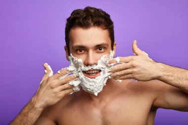 tıraş köpüğü uygulayan komik pozitif adam