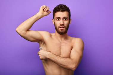 duygusal komik adam depilation korkuyor