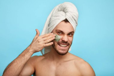 erkekler için spa terapisi. adam mükemmel görünmeye çalışıyor