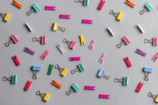 Messy table with colorful pins and clothes pegs — Stock Photo, Image