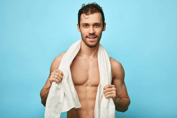 Bene costruire impressionante felice bell'uomo con un asciugamano intorno al collo — Foto Stock